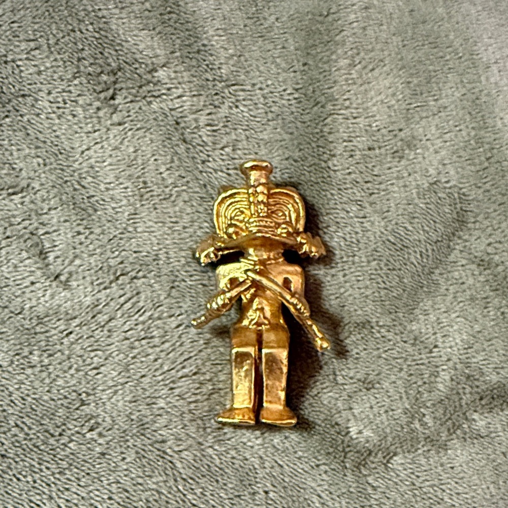 Goldtone idol Brooch